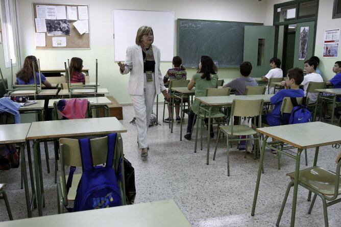 Algunos alumnos en una clase del IES San Juan Bautista de Madrid, la mañana de este jueves