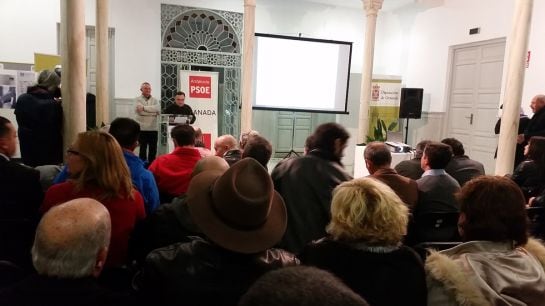 Lectura de textos feministas por hombres de Granada contra la violencia de género en un acto organizado por el PSOE de la capital granadina