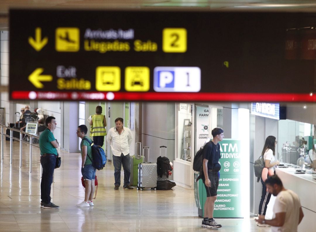 Algunos turistas en el aeropuerto Adolfo Suárez Madrid-Barajas.