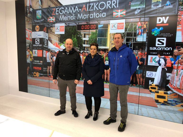 Joseba Izagirre (Alcalde de Zegama), Goizena Álvarez (Directora de Deportes de la Diputación) y Alberto Ayerbe (Organizador de la Zegama) posan en la presentación