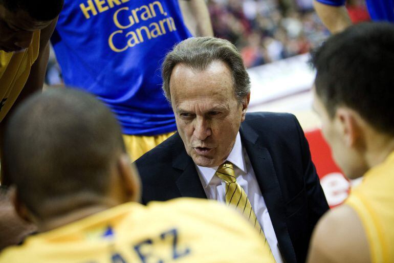 GRA082. ZARAGOZA, 11/01/2015.- El entrenador del Herbalife Gran Canaria, Aíto García Reneses, da instrucciones a sus jugadores durante el partido frente al CAI Zaragoza, correspondiente a la décimo octava jornada de liga ACB de baloncesto disputado en el Pabellón Príncipe Felipe. EFE/Toni Galán
