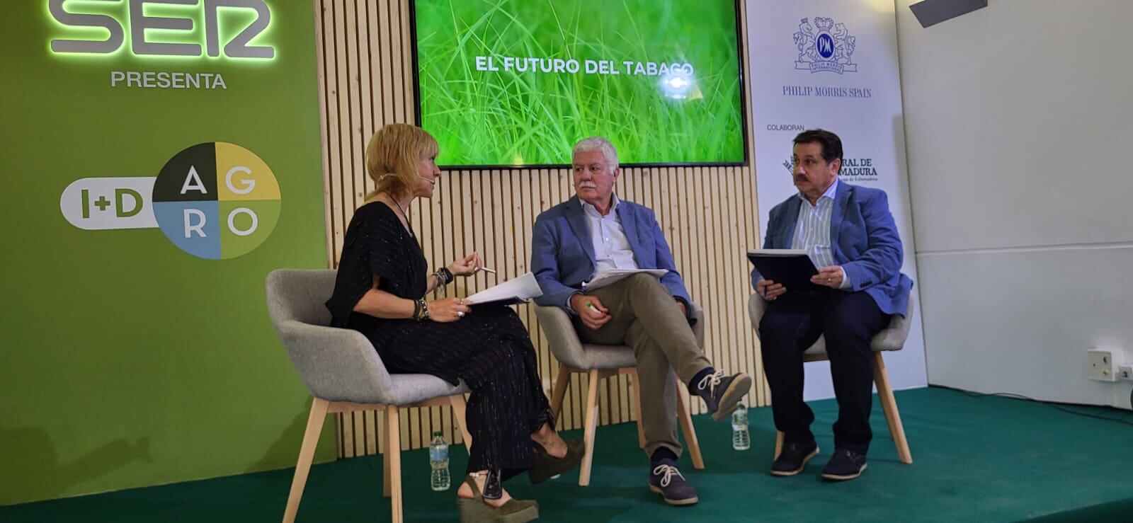 El presidente de Cetarsa, Juan Andrés Tovar que habla con Inma Salguero y José Luis Capilla