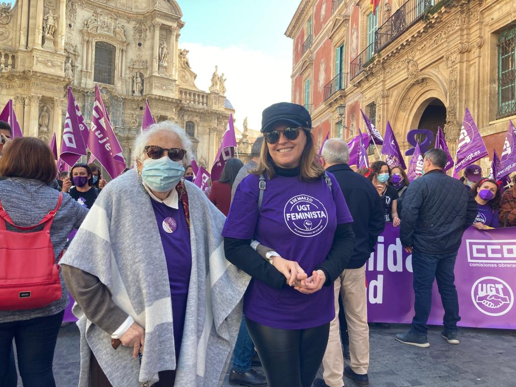 Eustoquia y su hija Belén en la concentración de Murcia