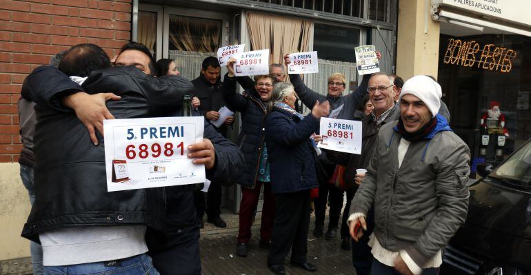 La celebració pel cinquè premi del sorteig de Nadal al Bar Sílvia de Mollerussa, on s'han repartit 200 dècims del setè cinquè premi: 68981. L'administració 2 de Mollerussa, la Perla d'Or ha venut 30 sèries. Foto el 22 de desembre de 2016. 