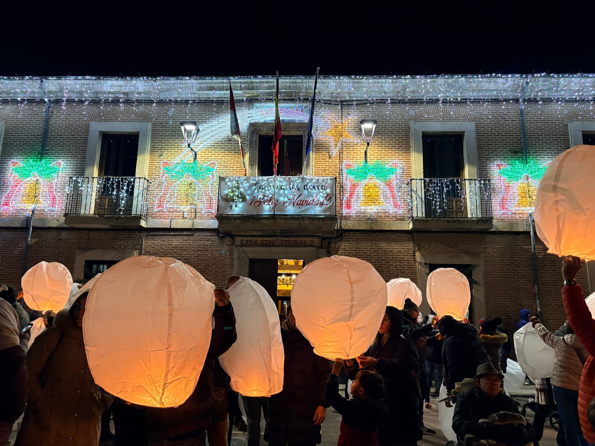 Hasta 300 farolillos bañaron el cielo de La Seca de buenos deseos