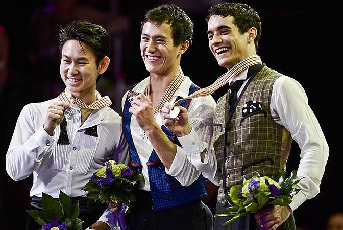 Denis Ten of Kazakhstan, medalla de plata, Patrick Chan of Canada, medalla de oro y Javier Fernandez, de bronce posan con sus medallas