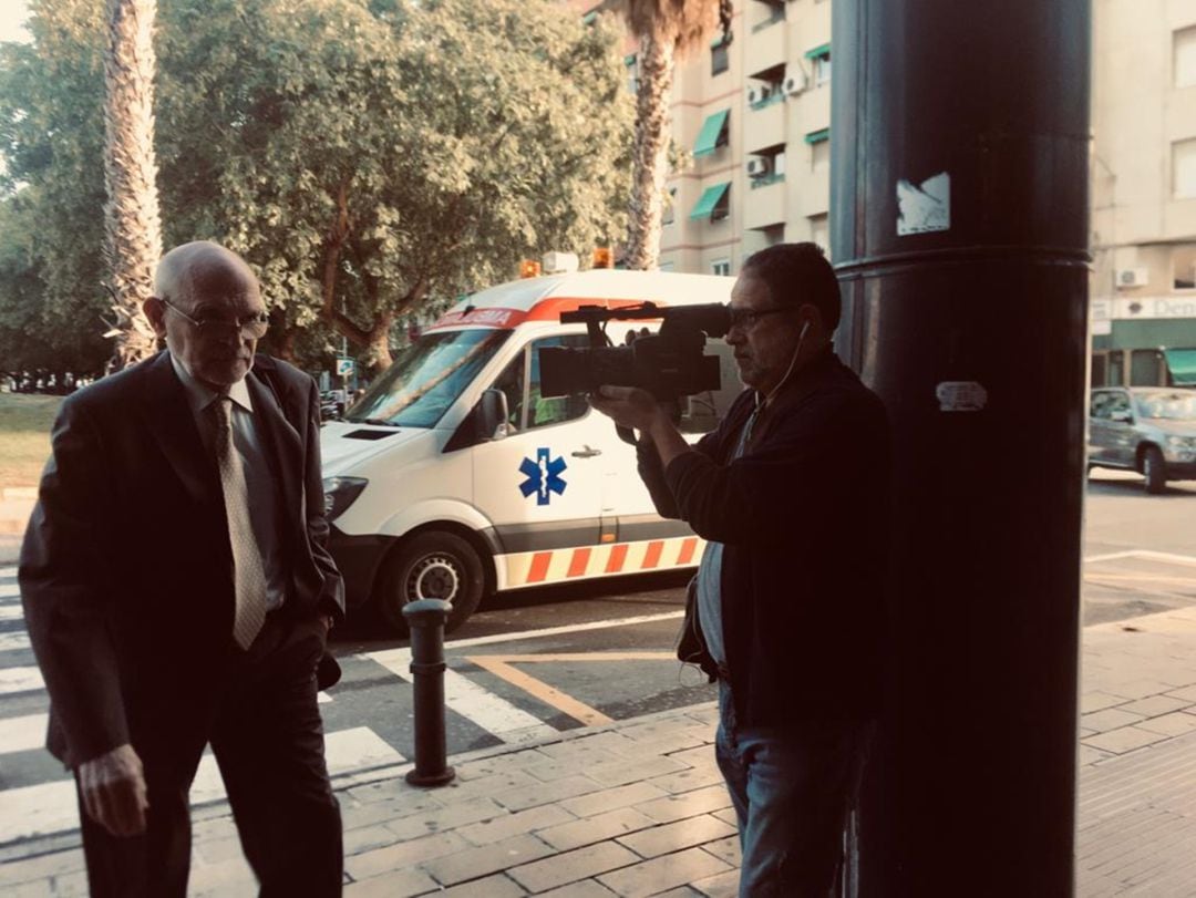 El catedrático de Medicina Legal de la UV, Fernando Verdú, accediendo a los juzgados de Alicante