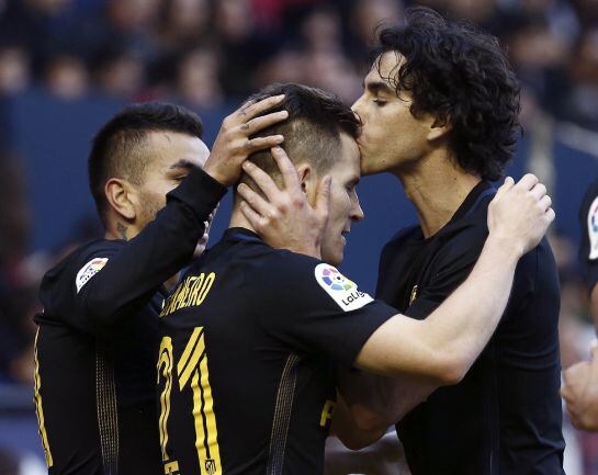 El delantero del Atlético de Madrid Kevin Gameiro celebra con sus compañeros el gol marcado ante el Osasuna.