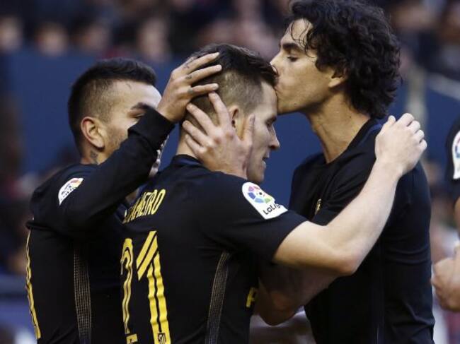El delantero del Atlético de Madrid Kevin Gameiro celebra con sus compañeros el gol marcado ante el Osasuna.