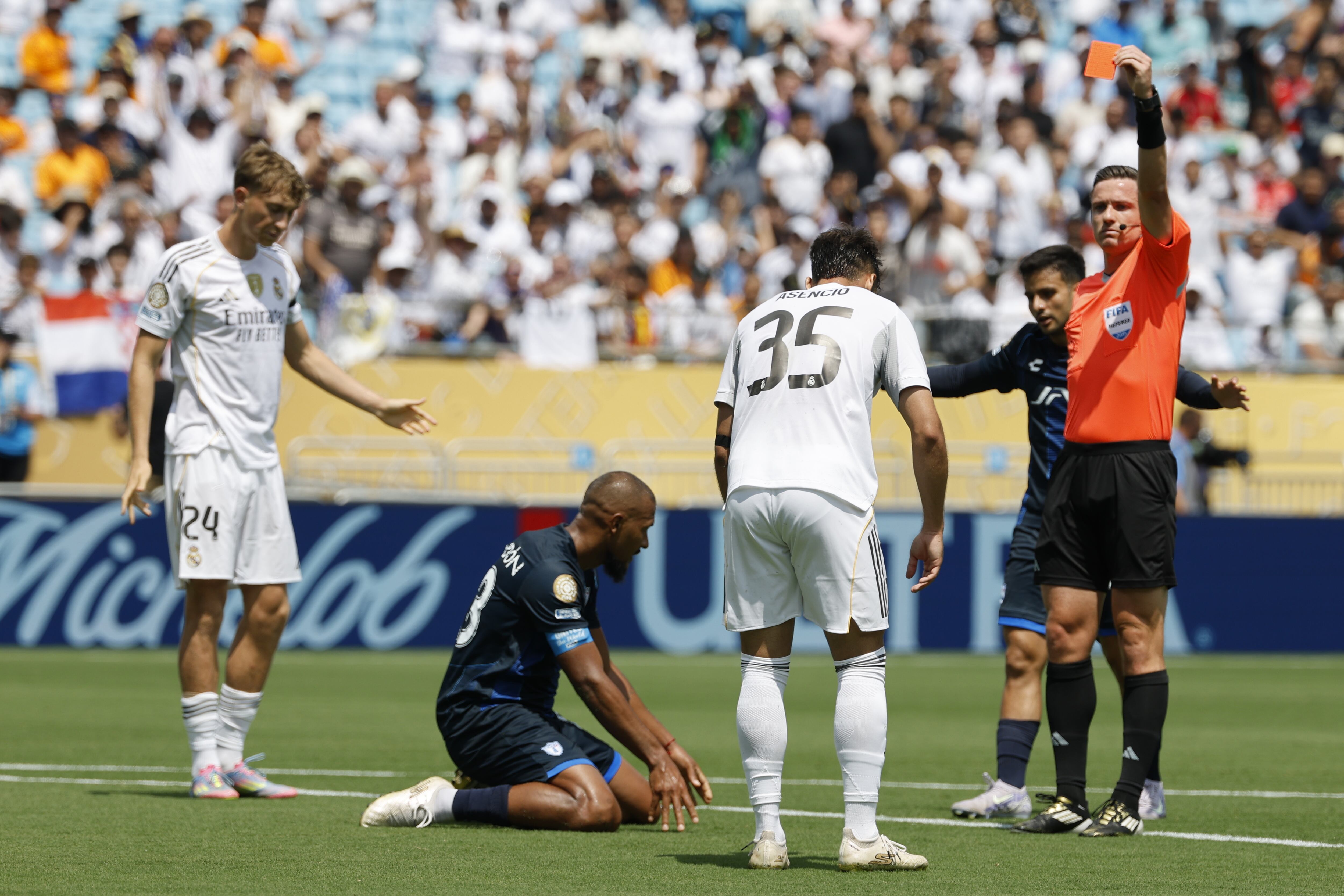 Raúl Asencio, expulsado con roja directa en el Real Madrid-Pachuca
