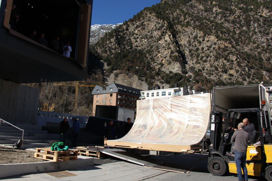 Moment de la instal·lació dels frescos de Santa Coloma a l'Espai Columba que s'inaugurarà el mes vinent.