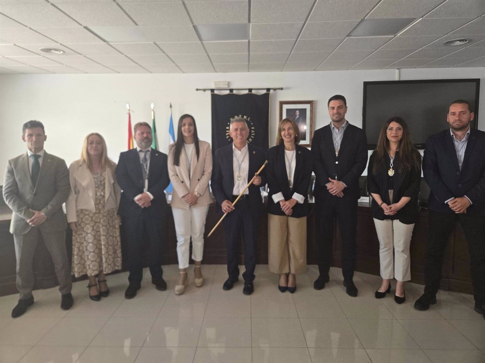 Mario Jiménez sostiene el bastón de mando como nuevo alcalde de Manilva gracias a la moción de censura presentada por los cinco ediles de su grupo, Compromiso Manilva, y los cuatro exediles de IU del grupo Por Andalucía Manilva.