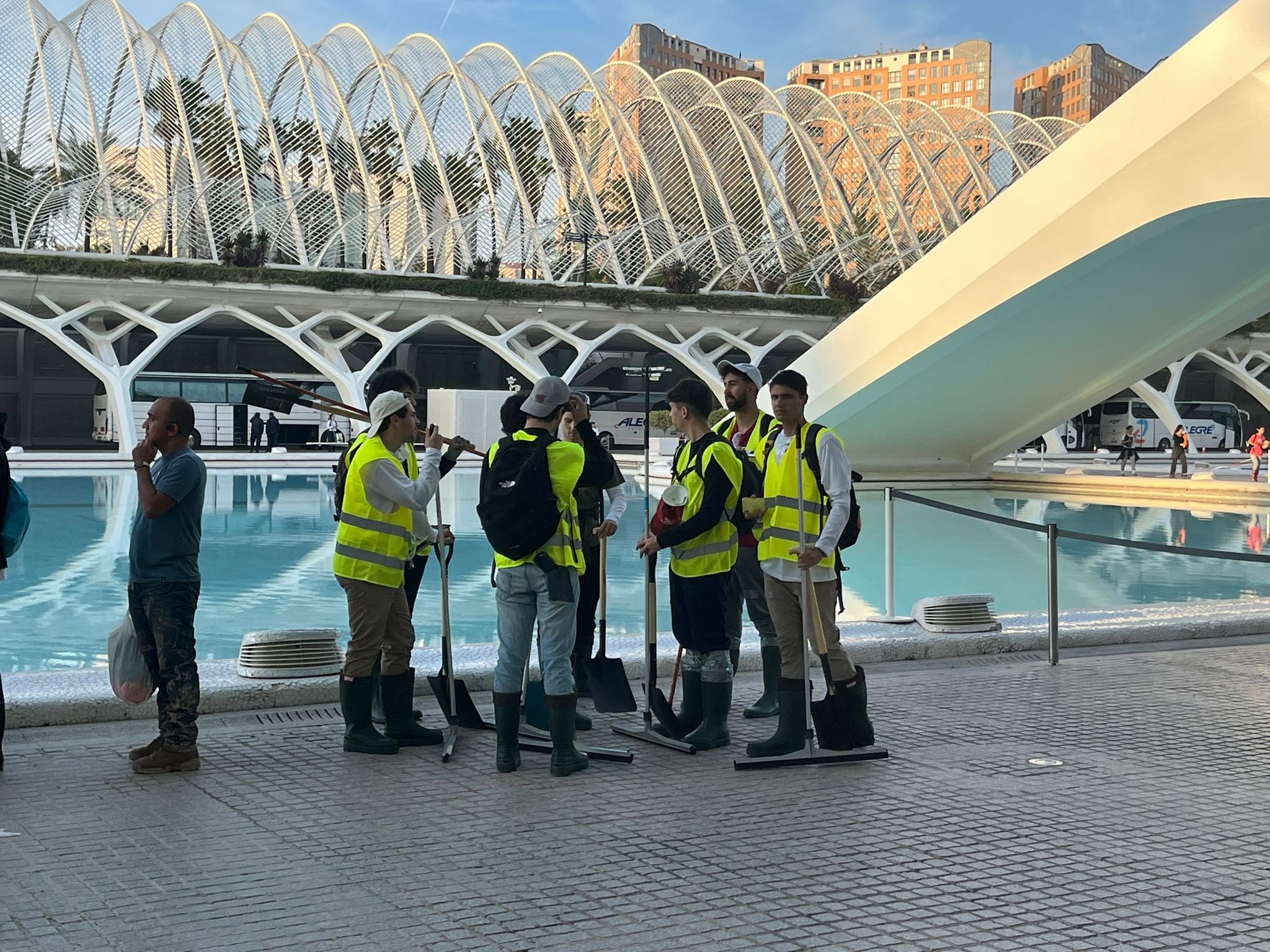 Voluntarios en la Ciudad de las Artes y las Ciencias de Valencia para colaborar durante el fin de semana en la limpieza de las zonas dañadas por la DANA en Valencia