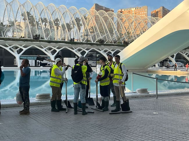 Voluntarios en la Ciudad de las Artes y las Ciencias de Valencia para colaborar durante el fin de semana en la limpieza de las zonas dañadas por la DANA en Valencia