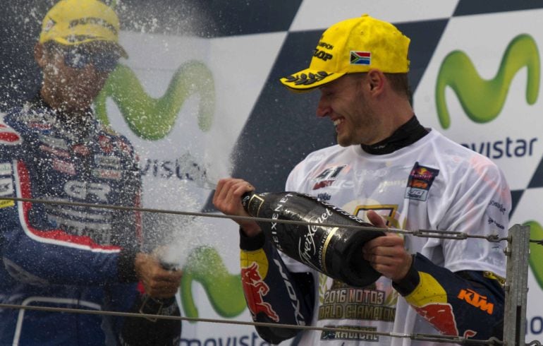 Brad Binder celebra la victoria en el Mundial de Moto3