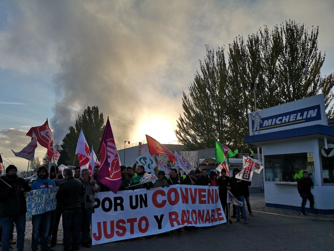 Imagen de archivo de una protesta sindical a las puertas de Michelin