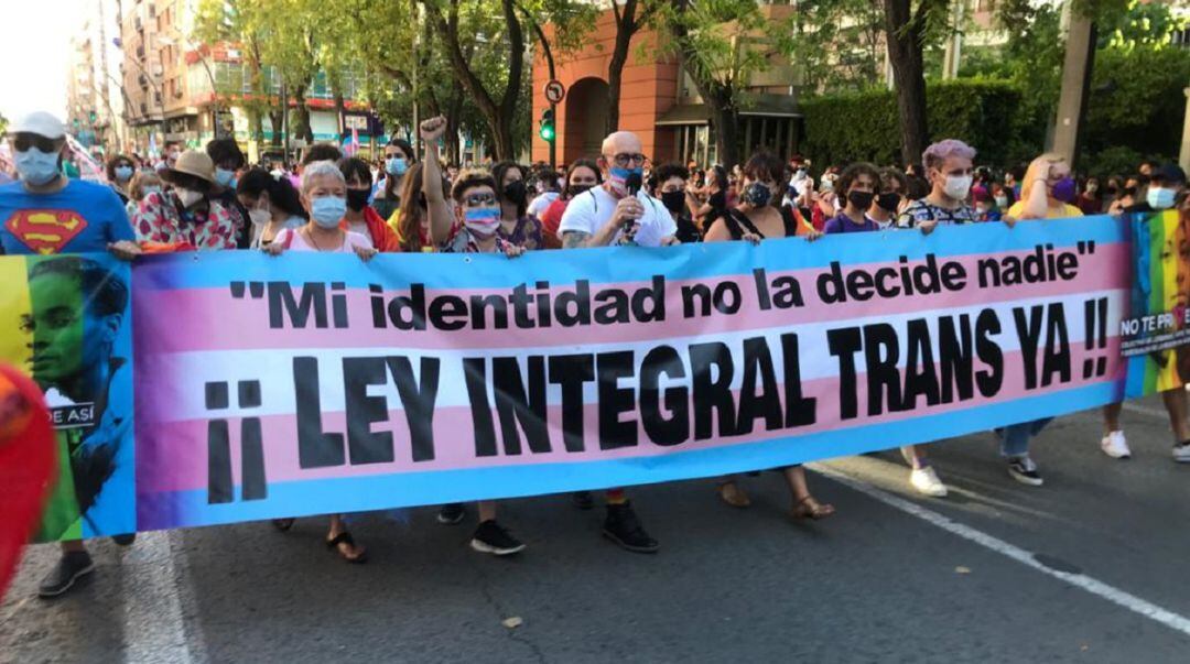 Esta era la pancarta que abría la manifestación en las calles de Murcia