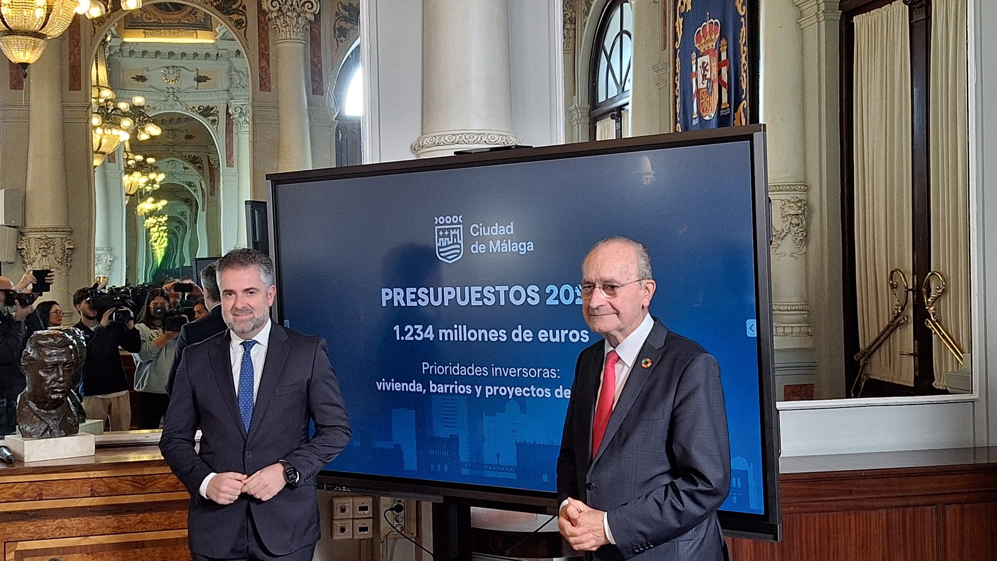 El concejal de Economía, Carlos Conde y el alcalde de Málaga, Francisco de la Torre durante la presentación de los presupuestos municipales 2026