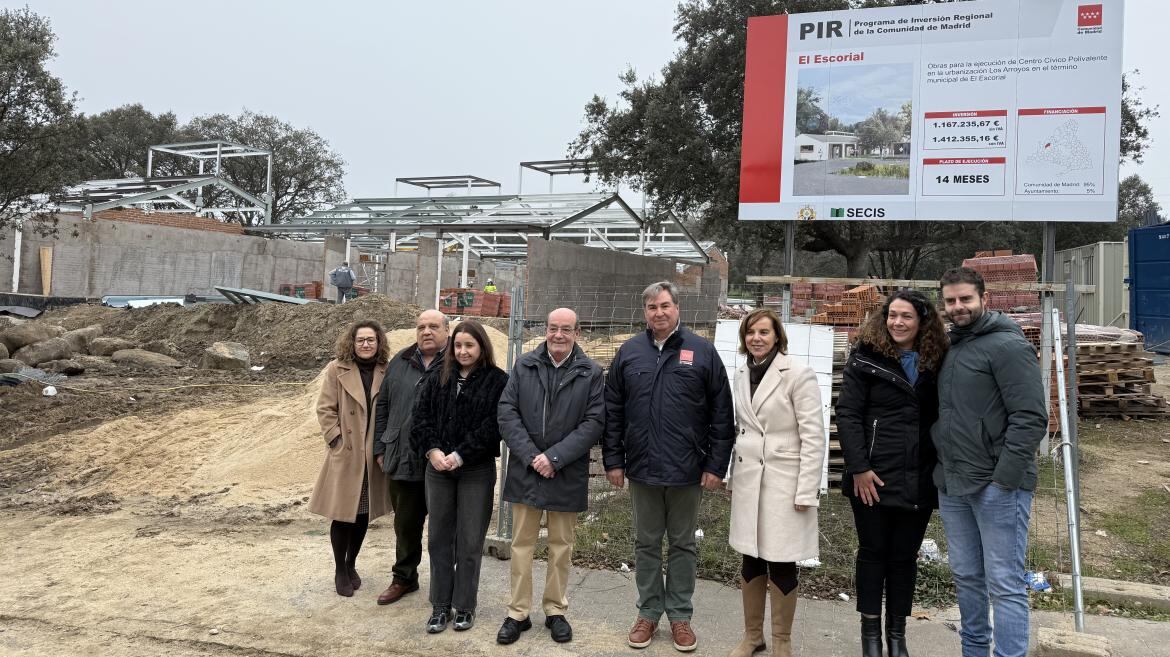 Parte del Gobierno de El Escorial junto al viceconsejero de Presidencia y Administración Local de la Comunidad de Madrid, José Antonio Sánchez