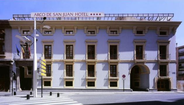 Imagen de la fachada principal del hotel Arco de San Juan.