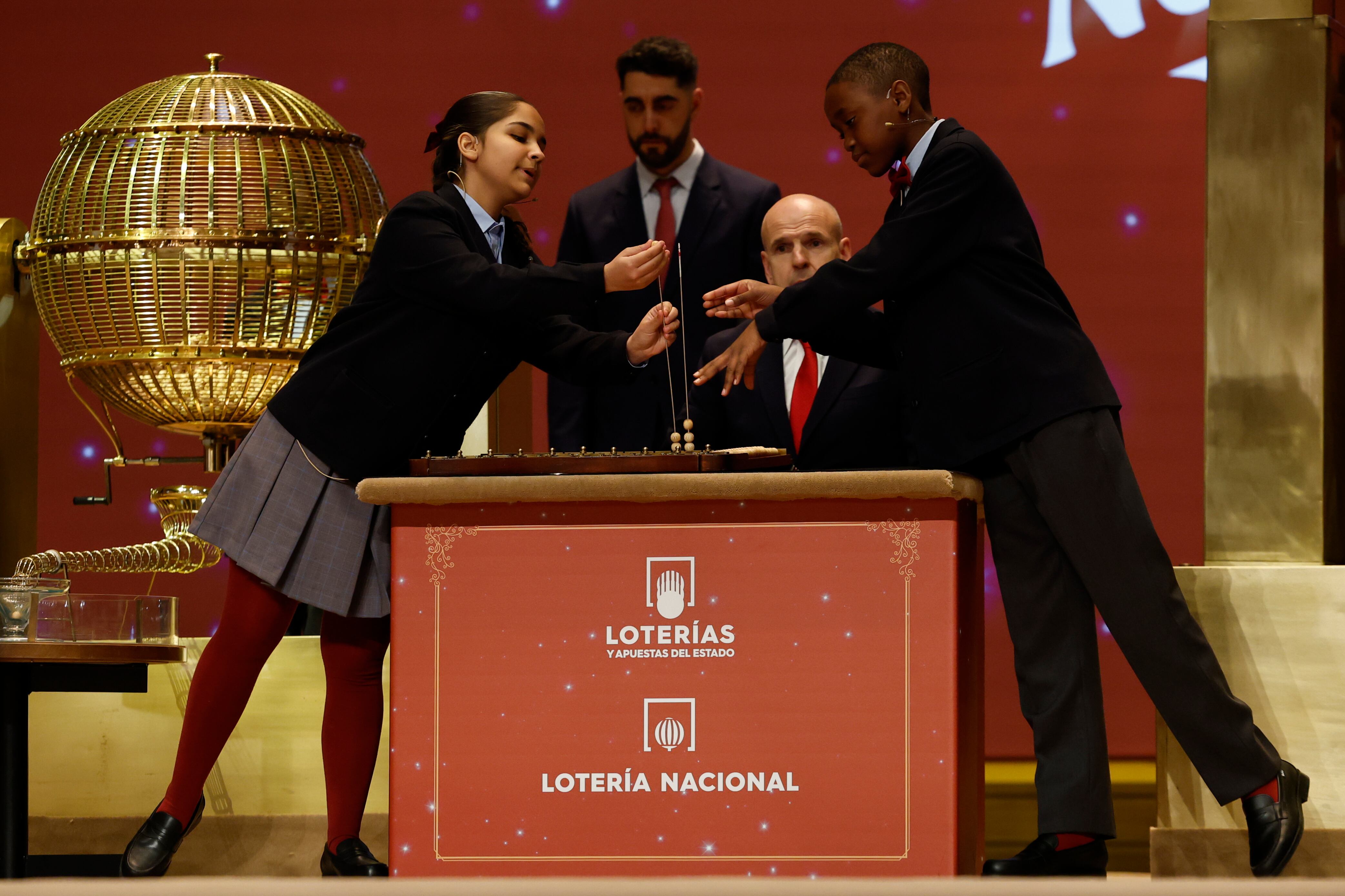 Samanta Fuster (i) y Ángel Abaga (d), los niños de la Residencia San Ildefonso del Ayuntamiento de Madrid encargados de cantar premio y número, respectivamente, de la primera tabla de del Sorteo Extraordinario de Navidad.