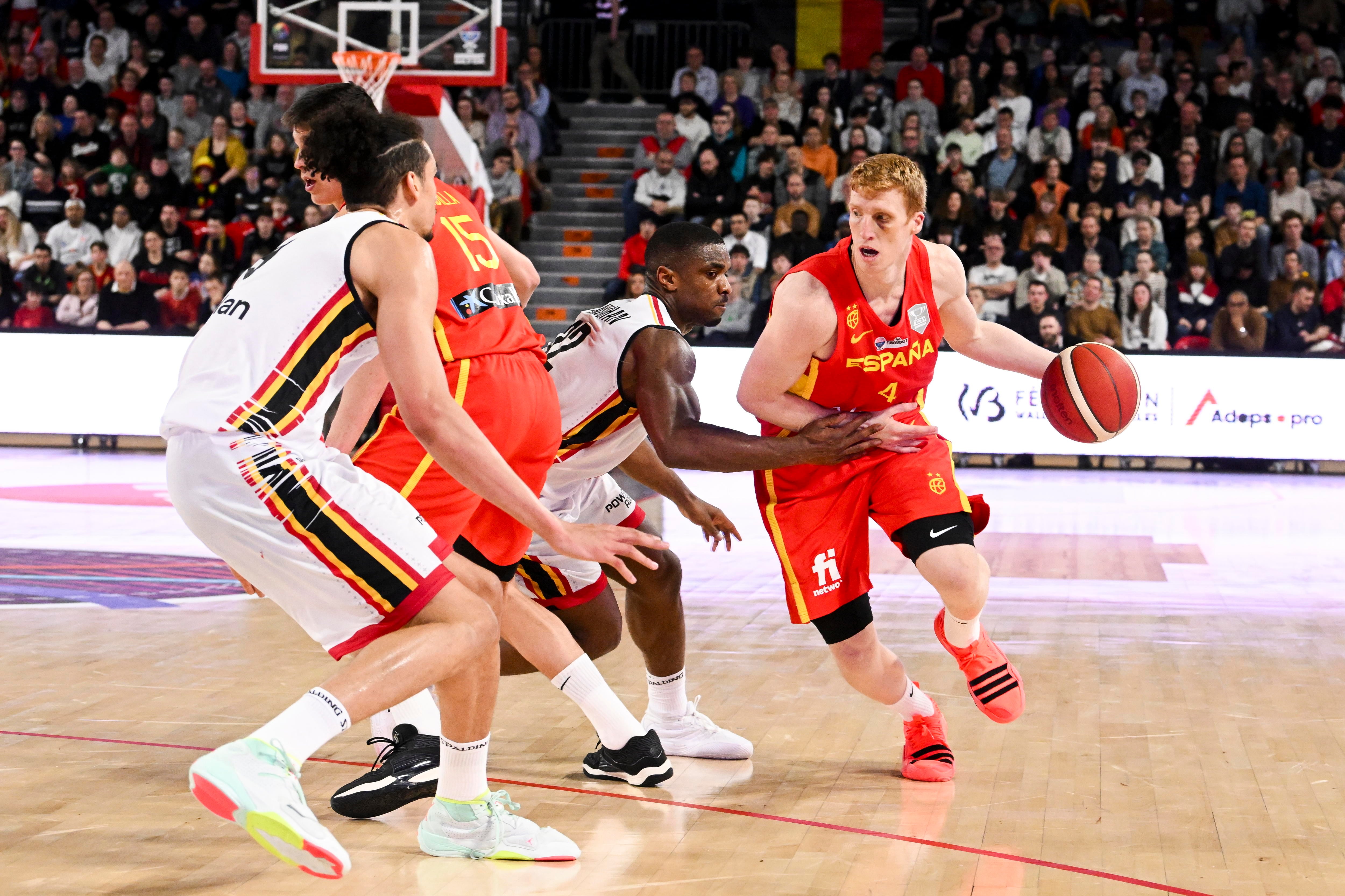 Charleroi (Belgium), 25/02/2024.- Alberto Diaz of Spain in action with Retin Obashohan of Belgium during the FIBA EuroBasket 2025 qualifiers group C basketball match between Belgium and Spain in Charleroi, Belgium, 25 February 2024. (Baloncesto, Bélgica, España) EFE/EPA/FREDERIC SIERAKOWSKI
