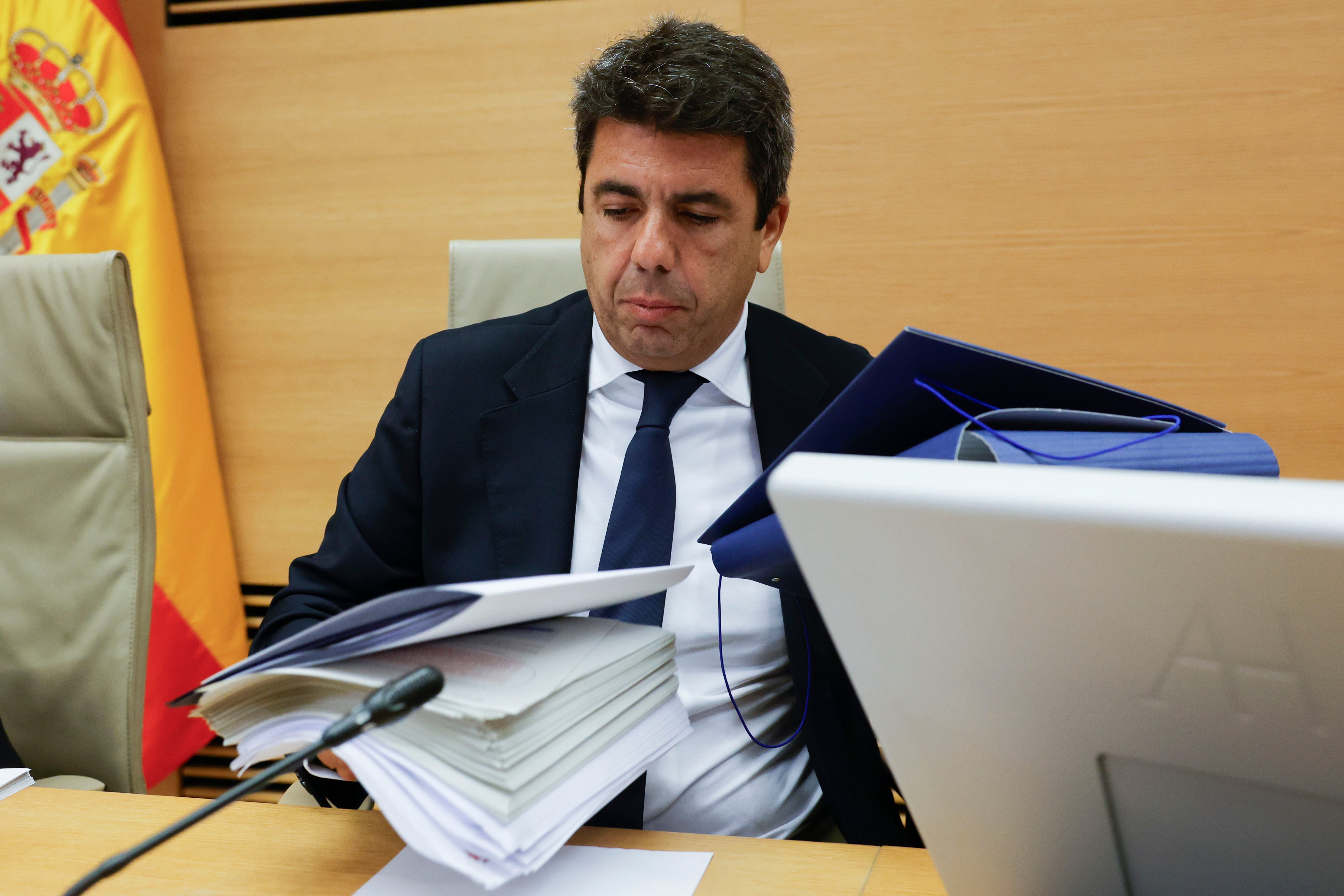 MADRID (ESPAÑA), 17/11/2025.- El presidente de la Generalitat valenciana en funciones Carlos Mazón (d) junto al vicepresidente de la comisión, Nahuel González López (i) comparece este lunes en la comisión de investigación de la dana del Congreso en Madrid. EFE/ Zipi