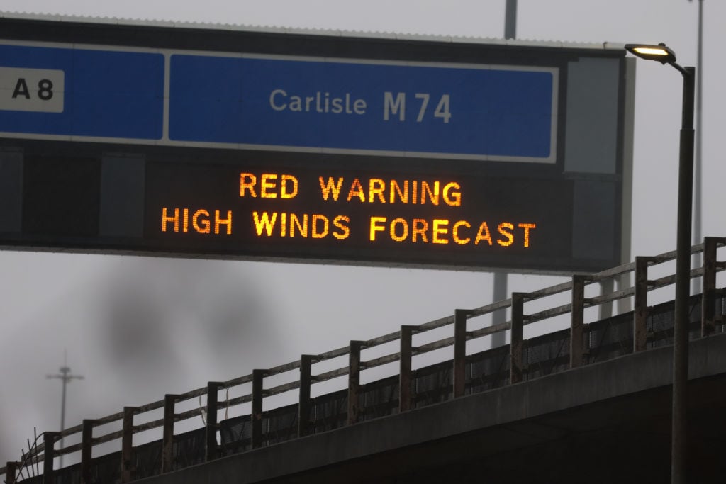 Alerta roja por la tormenta atlántica Eowyn. En la imagen, una señal luminosa avisa a los conductores en Escocia.