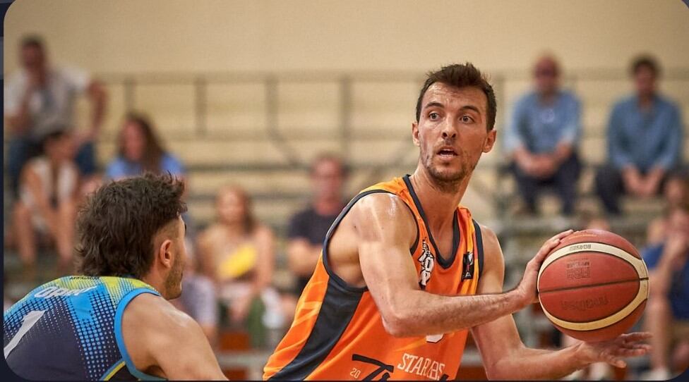 Javi Marín controla un balón en un partido en el Alameda - RAFA NG