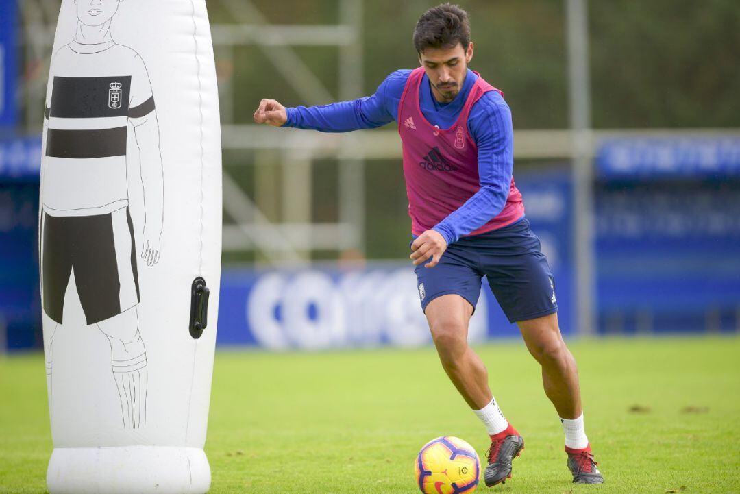 Alanís golpea un balón durante un entrenamiento en El Requexón.