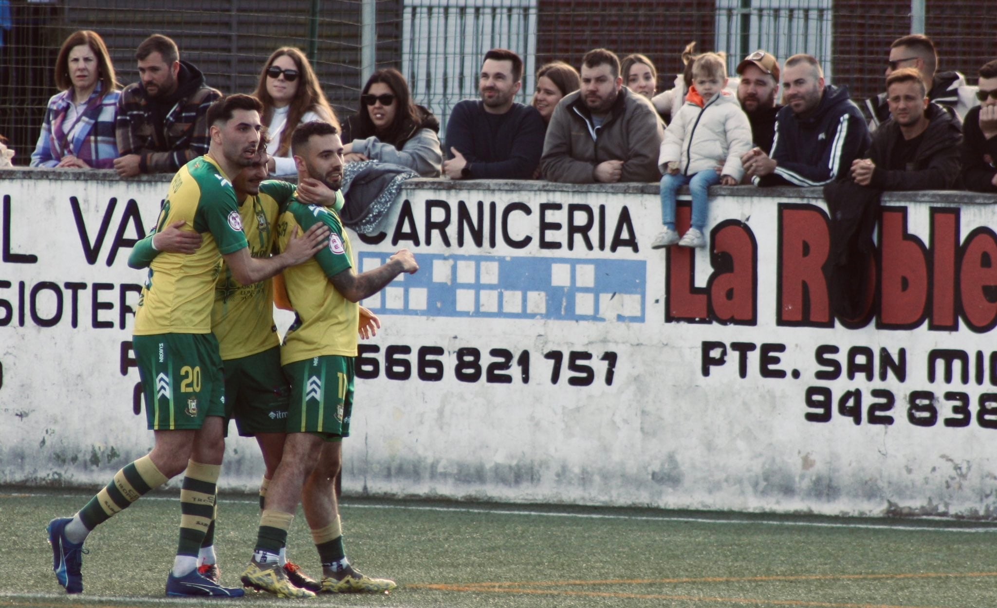 Pelayo, Dani Gómez y Borti celebran uno de los goles ante el Mineros.