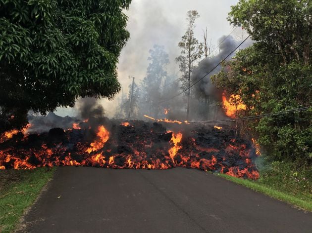 La lava recorriendo la Makamae Street, en el estado de Leilani, cerca de Pahoa, Hawái.