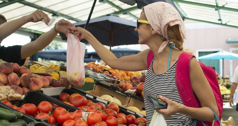 Con la medida se pretende evitar que millones de bolsas de plástico terminen anualmente en la basura o desechadas en el medio ambiente. 