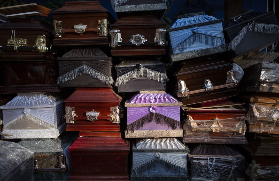 Ataúdes de Covid-19 almacenados en el cementerio de Xilotepec, Xochimilco, en la Ciudad de México.