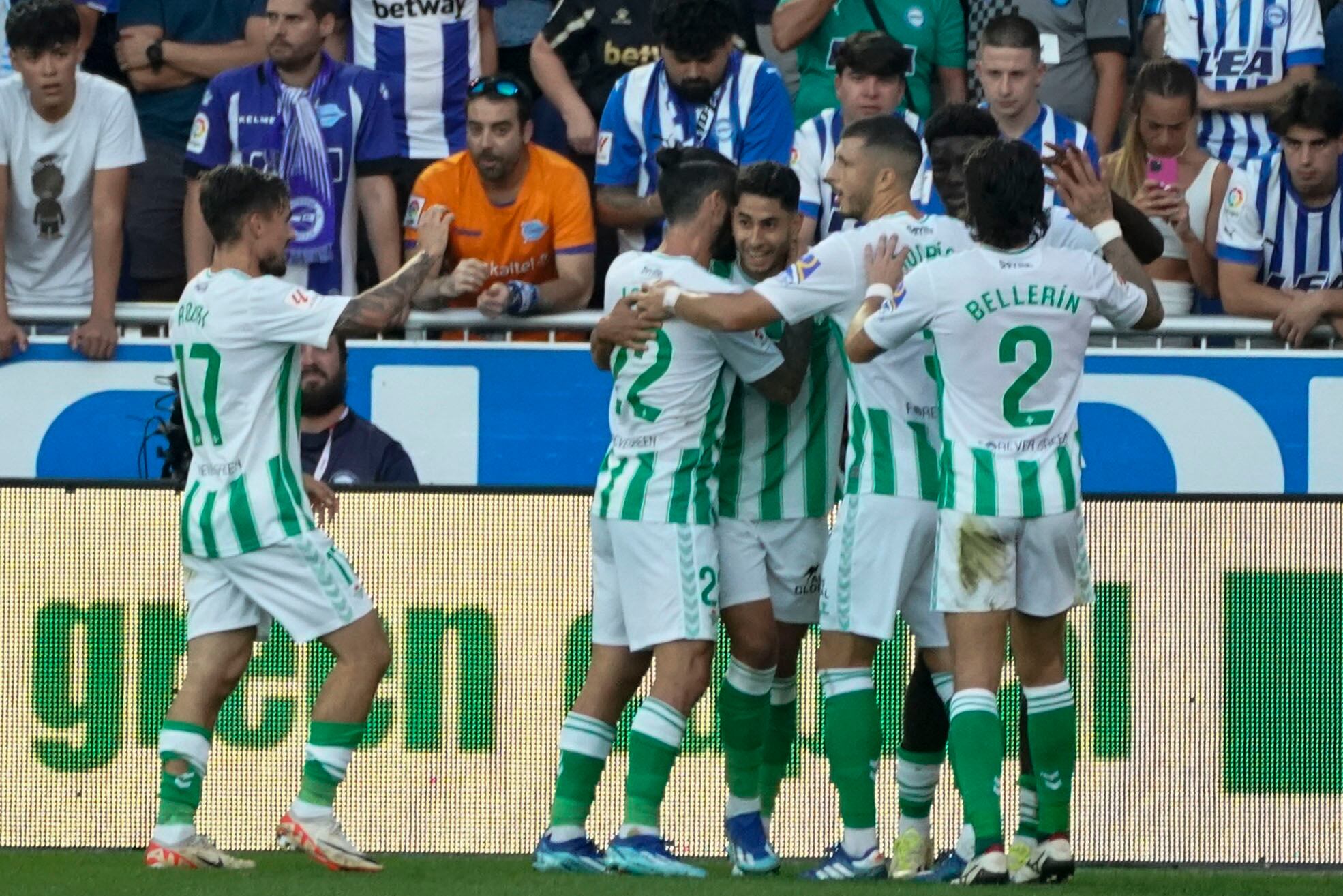 VITORIA, 08/10/2023.- El delantero del Betis Ayoze Pérez (c) celebra con sus compañeros tras marcar el 0-1 durante el partido correspondiente a la novena jornada de LaLiga EA Sports entre Deportivo Alavés y Real Betis disputado este domingo en el estadio Mendizorroza. EFE / L. Rico
