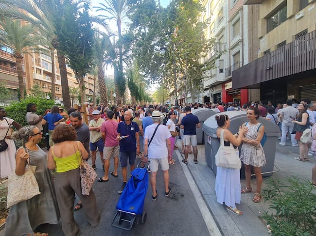 Concentración en Alicante en apoyo a la Librería 80 Mundos