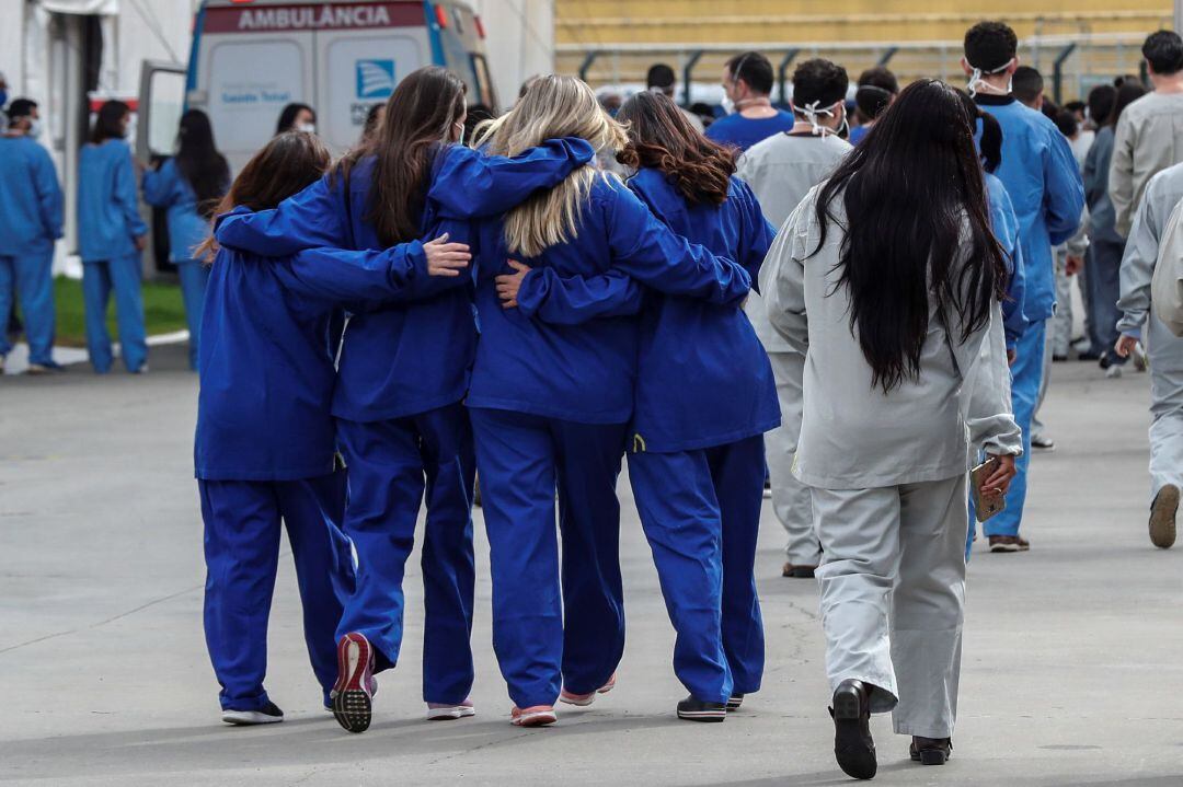 Sanitarias se abrazan en plena lucha contra la pandemia.