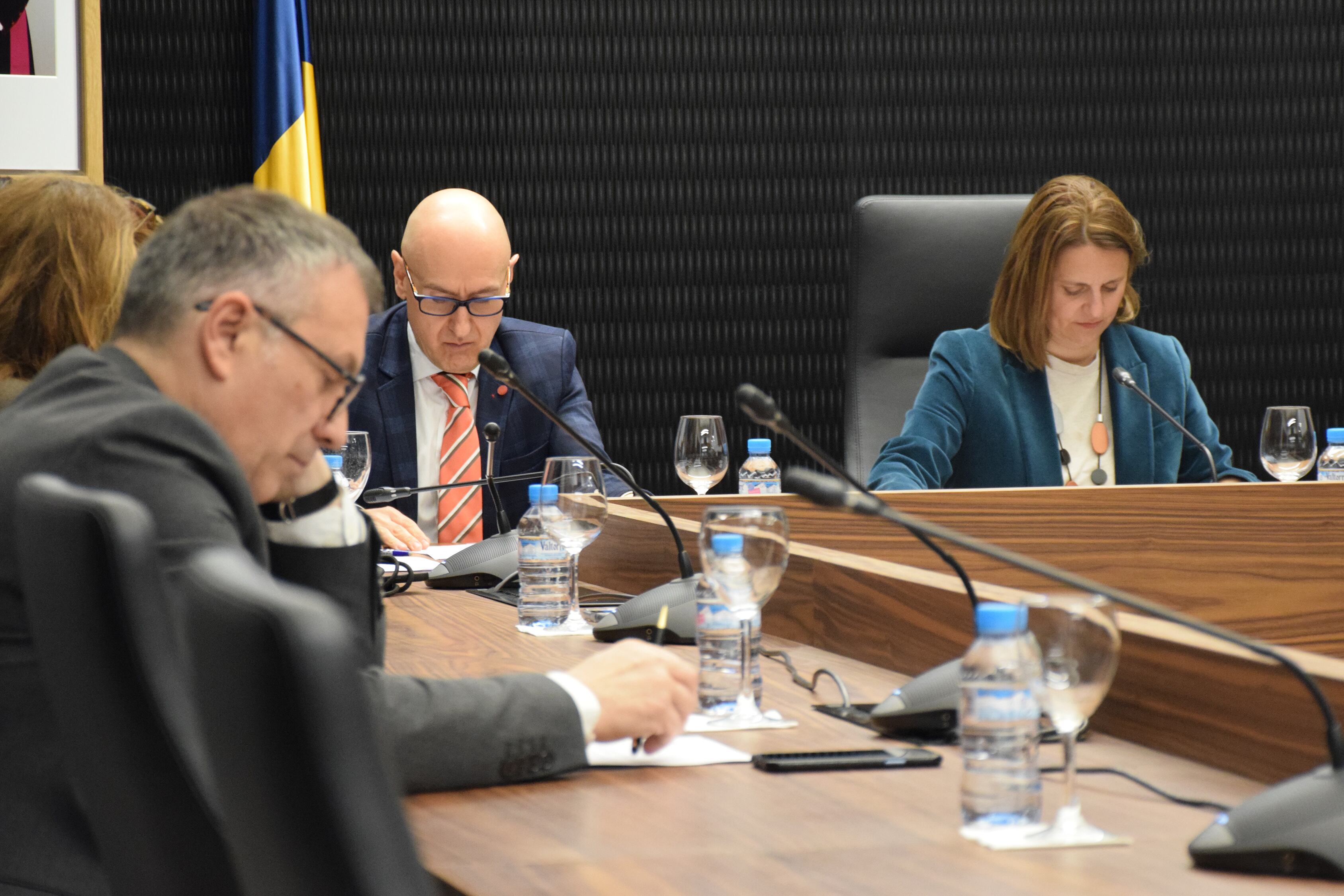 Els cònsols d'Escaldes-Engordany, Rosa Gili i Joaquim Dolsa, durant la sessió d'aquest dilluns.