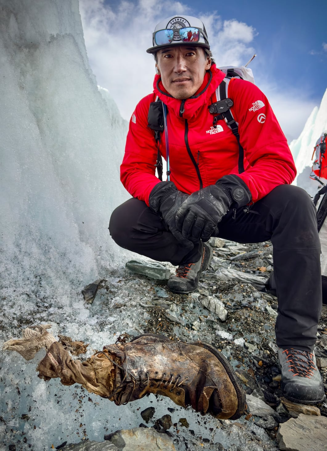 El fotógrafo y cineasta Jimmy Chin dirigía un equipo de National Geographic bajo la cara norte del Monte Everest en septiembre cuando descubrieron una bota y un calcetín bordados con &quot;A.C. Irvine&quot;, que se cree que pertenecen al alpinista perdido Andrew Comyn Irvine.Fotografía de National Geographic/Erich Roepke