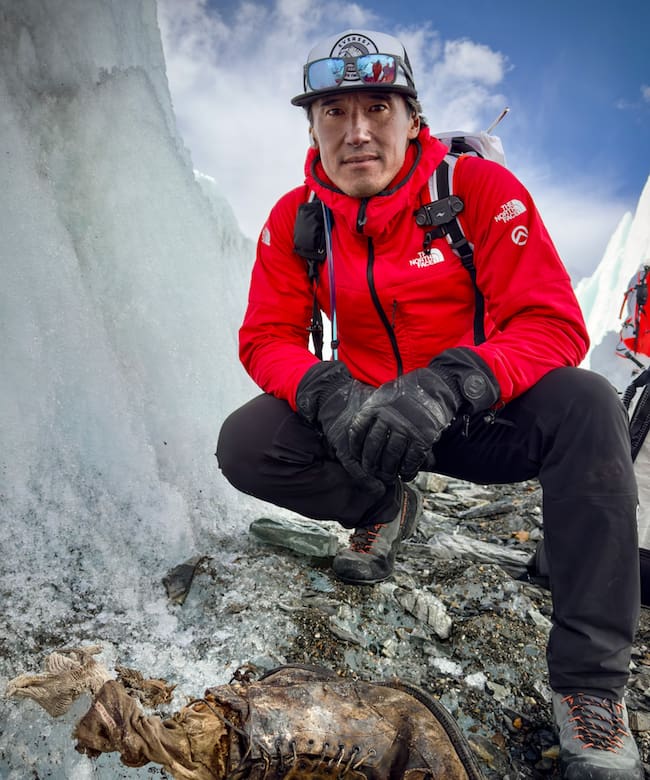El fotógrafo y cineasta Jimmy Chin dirigía un equipo de National Geographic bajo la cara norte del Monte Everest en septiembre cuando descubrieron una bota y un calcetín bordados con "A.C. Irvine", que se cree que pertenecen al alpinista perdido Andrew Comyn Irvine.Fotografía de National Geographic/Erich Roepke