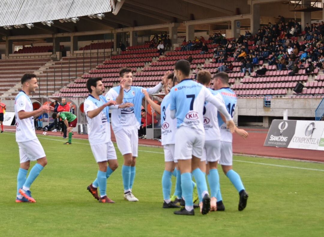 Los jugadores del Compos celebran uno de los goles marcados al Arenteiro