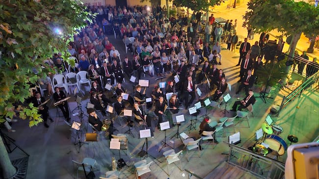 Aspecto que presentaba la Plaza de España, con banda de música 'Jerónimo Caballero' en primer plano, escuchando a su director