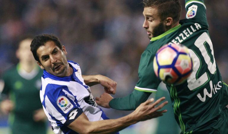 Celso Borges pelea un balón con el argentino Pezzella