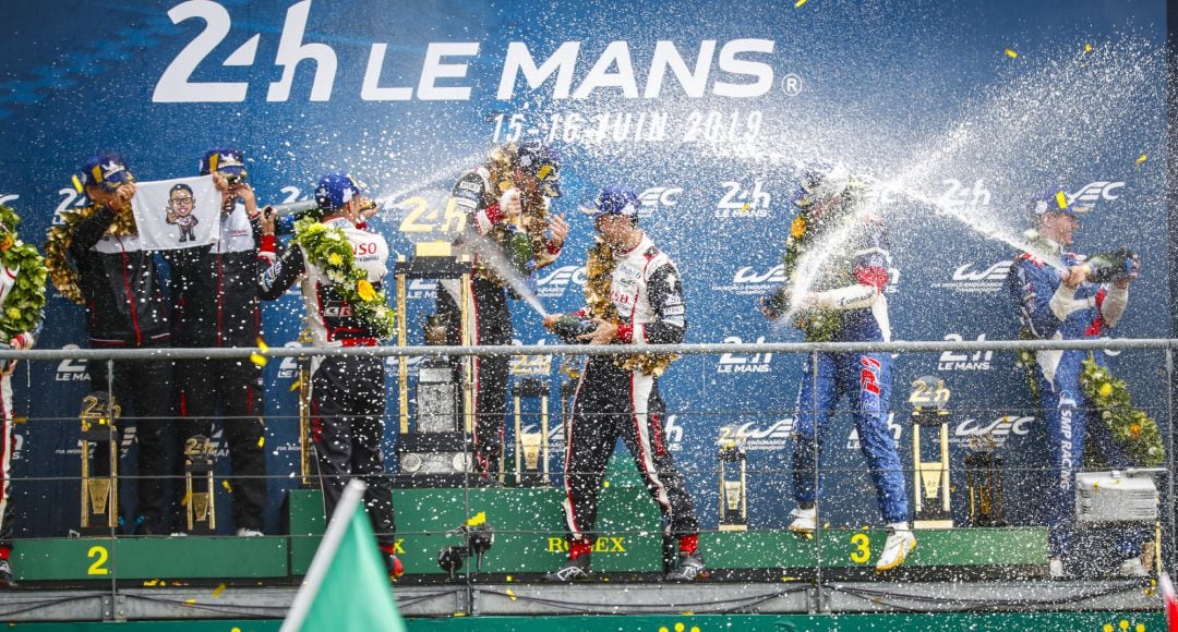 Alonso y sus compañeros del Toyota Gazoo Racing, en el podio de Le Mans.