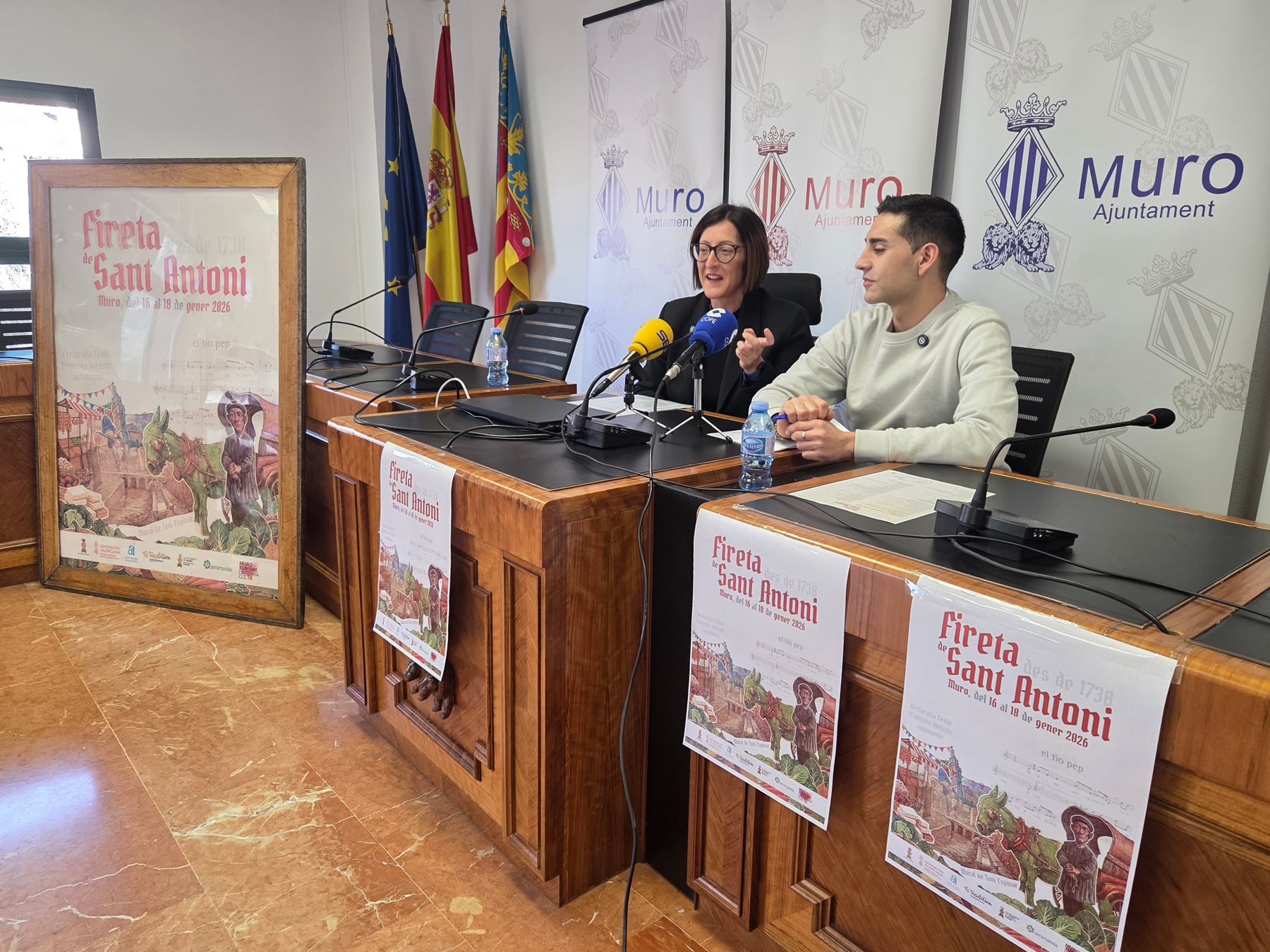 Els regidors Carol Ivàñez i Fernando Picó, durant la presentació de la Fira de Sant Antoni de Muro