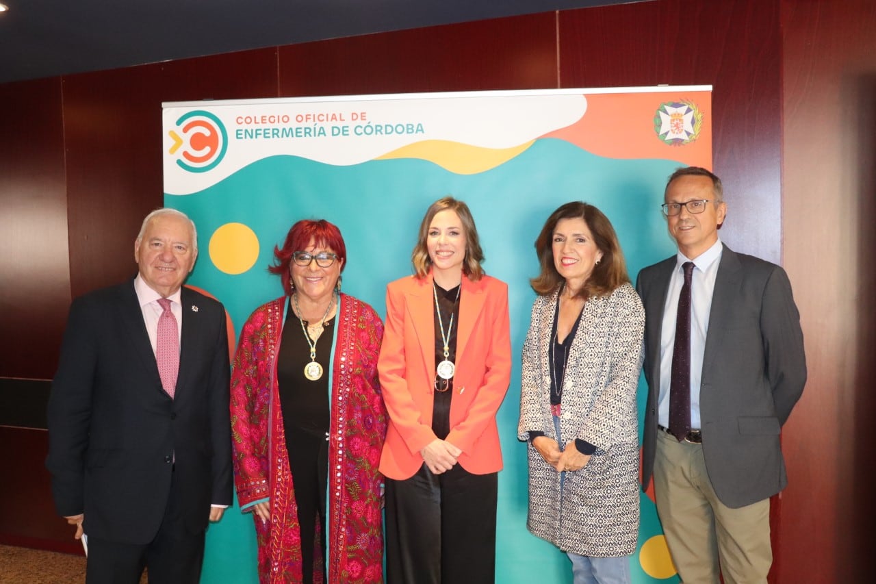 Desde la izquierda, el presidente del Consejo General de Enfermería de España, Florentino Pérez Raya; la presidenta del Consejo Andaluz de Enfermería, María del Mar García; la presidenta del Colegio de Enfermería de Córdoba, Natalia Pérez; la delegada de Salud y Consumo de Córdoba, María Jesús Botella; y el director general de Salud de la Universidad de Córdoba, Manuel Rich.