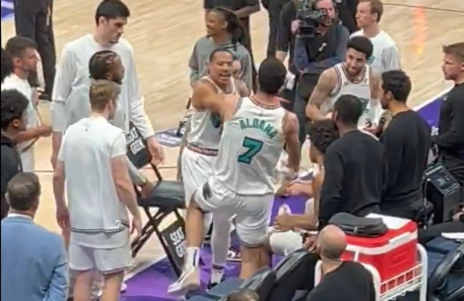 Desmond Bane empuja a Santi Aldama en el banquillo de los Grizzlies