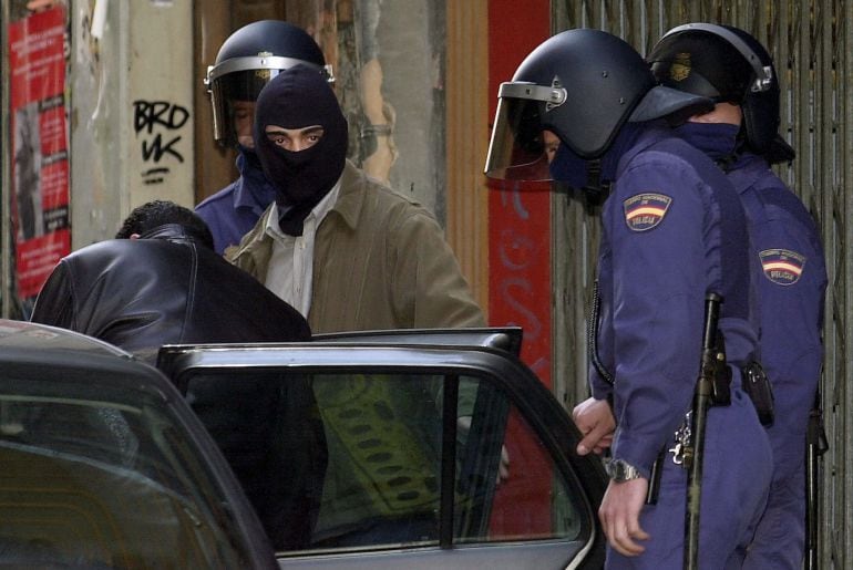 Las Fuerzas de Seguridad del Estado Español registrando en la calle Jarauta de Pamplona el domicilio del presunto etarra Jorge Olaiz en una imagen de archivo del año 2000