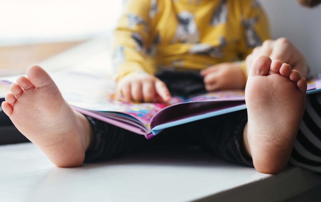 Niños leyendo cuentos.