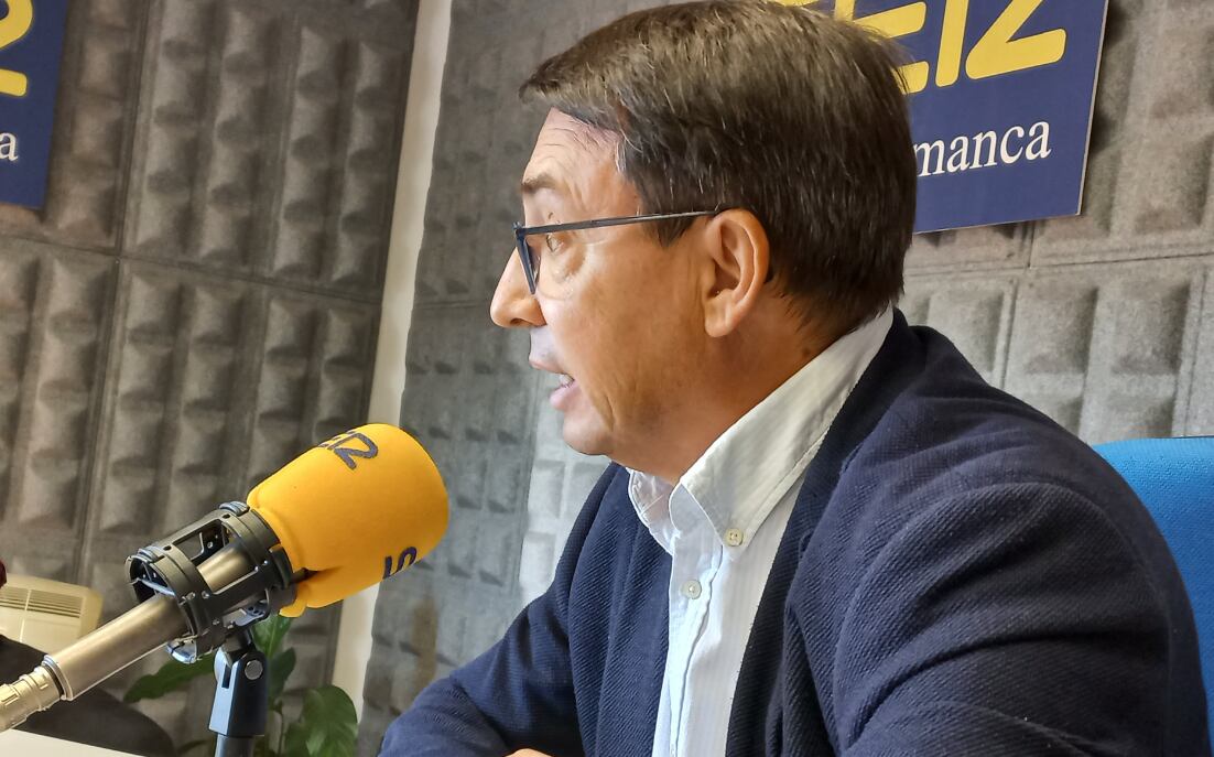 Fernando Pablos en los estudios centrales de Radio Salamanca- Cadena SER